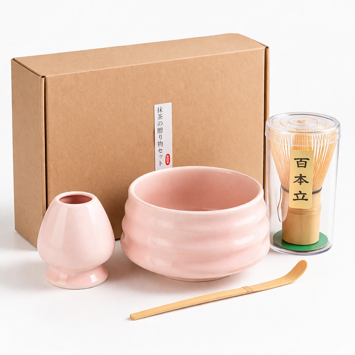 The Różowy zestaw matcha 4 elementy includes a pink bowl, whisk holder, bamboo whisk, scoop, and a brown box with Japanese label—ideal for enjoying japońska herbata.