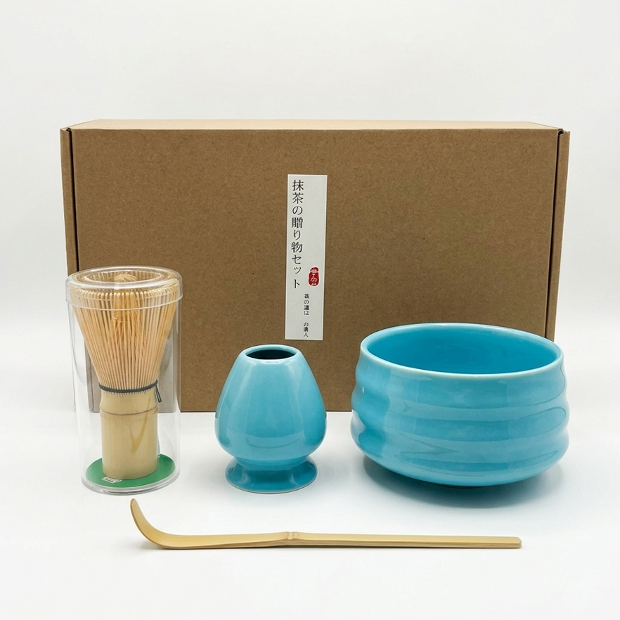 Niebieski zestaw matcha 4 elementy: zawiera niebieską miseczkę, stojak na chasen, bambusowy chasen w przezroczystym pojemniku i bambusową łyżkę. Całość w brązowym pudełku z japońską etykietą—idealne akcesoria do matcha.